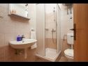 Apartementen Mare - 30 m from pebble beach: SA1(2), SA2(2), A3(4), A4(4), A5(8) Seget Vranjica - Riviera Trogir  - Studio-appartment - SA2(2): badkamer met toilet