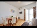 Apartementen Mare - 30 m from pebble beach: SA1(2), SA2(2), A3(4), A4(4), A5(8) Seget Vranjica - Riviera Trogir  - Appartement - A3(4): eetkamer
