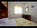 Apartementen Mare - 30 m from pebble beach: SA1(2), SA2(2), A3(4), A4(4), A5(8) Seget Vranjica - Riviera Trogir  - Appartement - A3(4): slaapkamer