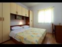 Apartementen Mare - 30 m from pebble beach: SA1(2), SA2(2), A3(4), A4(4), A5(8) Seget Vranjica - Riviera Trogir  - Appartement - A3(4): slaapkamer