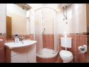 Apartementen Mare - 30 m from pebble beach: SA1(2), SA2(2), A3(4), A4(4), A5(8) Seget Vranjica - Riviera Trogir  - Appartement - A3(4): badkamer met toilet