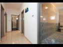 Apartementen Mare - 30 m from pebble beach: SA1(2), SA2(2), A3(4), A4(4), A5(8) Seget Vranjica - Riviera Trogir  - Appartement - A5(8): gang