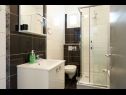 Apartementen Mare - 30 m from pebble beach: SA1(2), SA2(2), A3(4), A4(4), A5(8) Seget Vranjica - Riviera Trogir  - Appartement - A5(8): badkamer met toilet