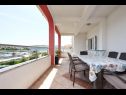 Apartementen Mare - 30 m from pebble beach: SA1(2), SA2(2), A3(4), A4(4), A5(8) Seget Vranjica - Riviera Trogir  - Appartement - A5(8): terras