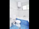 Apartementen Snješka  - 20 m from the sea : A1(9), A2(6+2) Seget Vranjica - Riviera Trogir  - Appartement - A1(9): badkamer met toilet