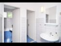 Apartementen Snješka  - 20 m from the sea : A1(9), A2(6+2) Seget Vranjica - Riviera Trogir  - Appartement - A1(9): badkamer met toilet