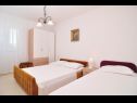 Apartementen Snješka  - 20 m from the sea : A1(9), A2(6+2) Seget Vranjica - Riviera Trogir  - Appartement - A1(9): slaapkamer