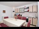 Apartementen Snješka  - 20 m from the sea : A1(9), A2(6+2) Seget Vranjica - Riviera Trogir  - Appartement - A2(6+2): keuken en eetkamer