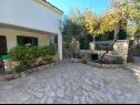 Vakantiehuizen Ivica - charming house next to the sea H(2+2) Sevid - Riviera Trogir  - Kroatië  - gezamelijke terras