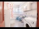 Apartementen Tomi - with large terrace (60m2): A1(4) Trogir - Riviera Trogir  - Appartement - A1(4): badkamer met toilet