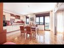 Apartementen Tomi - with large terrace (60m2): A1(4) Trogir - Riviera Trogir  - Appartement - A1(4): keuken en eetkamer