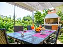 Vakantiehuizen Mirjana - beautiful garden with barbecue: H(4+1) Trogir - Riviera Trogir  - Kroatië  - barbecue
