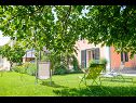 Vakantiehuizen Mirjana - beautiful garden with barbecue: H(4+1) Trogir - Riviera Trogir  - Kroatië  - moestuin