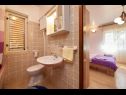 Apartementen en kamers Ivo - with garden: A1(2+2), R1(2+1), R2(2) Trogir - Riviera Trogir  - Appartement - A1(2+2): badkamer met toilet