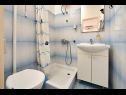 Apartementen en kamers Ivo - with garden: A1(2+2), R1(2+1), R2(2) Trogir - Riviera Trogir  - Kamer - R1(2+1): badkamer met toilet