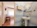 Apartementen en kamers Ivo - with garden: A1(2+2), R1(2+1), R2(2) Trogir - Riviera Trogir  - Kamer - R2(2): badkamer met toilet