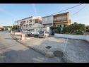 Apartementen Ivanka - 200 m from sea: A1(4) Trogir - Riviera Trogir  - parkeerplaats