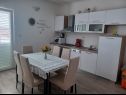 Apartementen Marija - 10m from beach: A1(4+1), A2(6), A3(6+2) Trogir - Riviera Trogir  - Appartement - A1(4+1): keuken en eetkamer