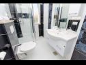 Apartementen Iva - 150m from the beach: A1(4), A3(3), SA2(2) Trogir - Riviera Trogir  - Studio-appartment - SA2(2): badkamer met toilet
