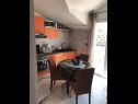 Apartementen Mare - near city center A1 (4+1), A2 (2+1), A3 (2+1) Trogir - Riviera Trogir  - Appartement - A2 (2+1): keuken en eetkamer