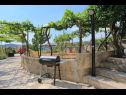 Vakantiehuizen Holiday Home Josko - 50 m from beach: H(6) Vinisce - Riviera Trogir  - Kroatië  - barbecue (huis en omgeving)
