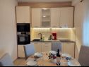 Apartementen Slaven - 50 m from beach: A1(4+2), A2(2+1), A3(4+1) Vinisce - Riviera Trogir  - Appartement - A1(4+2): keuken en eetkamer