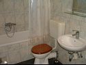 Apartementen Tonka - 10 m from beach A1(2), A2(2+2), A3(3), A4(2), A5(2+2), A6(3) Vinisce - Riviera Trogir  - Appartement - A5(2+2): badkamer met toilet