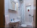 Apartementen Miranda - quiet & next to the sea: A1(2+2), A2(2+2), A3(2+1), A4(2+1) Vinisce - Riviera Trogir  - Appartement - A2(2+2): badkamer met toilet
