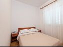 Apartementen Miranda - quiet & next to the sea: A1(2+2), A2(2+2), A3(2+1), A4(2+1) Vinisce - Riviera Trogir  - Appartement - A2(2+2): slaapkamer