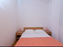 Apartementen Miranda - quiet & next to the sea: A1(2+2), A2(2+2), A3(2+1), A4(2+1) Vinisce - Riviera Trogir  - Appartement - A3(2+1): slaapkamer
