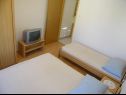 Apartementen Fran - 30 m from sea : A1-veliki(5), A2-mali(3) Vinisce - Riviera Trogir  - Appartement - A1-veliki(5): slaapkamer