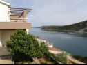 Apartementen Ljubi - 20 m from beach: A1(4+1), A2 Crveni(2+2), A3 Zeleni(2+2) Vinisce - Riviera Trogir  - huis