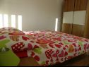 Apartementen Ljubi - 20 m from beach: A1(4+1), A2 Crveni(2+2), A3 Zeleni(2+2) Vinisce - Riviera Trogir  - Appartement - A2 Crveni(2+2): slaapkamer