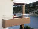 Apartementen Ljubi - 20 m from beach: A1(4+1), A2 Crveni(2+2), A3 Zeleni(2+2) Vinisce - Riviera Trogir  - Appartement - A2 Crveni(2+2): terras