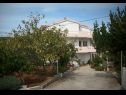 Apartementen Slaven - 50 m from beach: A1(4+2), A2(2+1), A3(4+1) Vinisce - Riviera Trogir  - huis