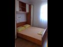 Apartementen Slaven - 50 m from beach: A1(4+2), A2(2+1), A3(4+1) Vinisce - Riviera Trogir  - Appartement - A1(4+2): slaapkamer