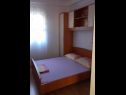 Apartementen Slaven - 50 m from beach: A1(4+2), A2(2+1), A3(4+1) Vinisce - Riviera Trogir  - Appartement - A1(4+2): slaapkamer