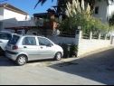 Apartementen Josip - 5 m from beach: A1(6) Vinisce - Riviera Trogir  - parkeerplaats (huis en omgeving)