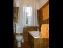 Apartementen Ljubi - 20 m from beach: A1(4+1), A2 Crveni(2+2), A3 Zeleni(2+2) Vinisce - Riviera Trogir  - Appartement - A1(4+1): badkamer met toilet