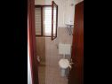 Apartementen Deni - 30 m from sea: A2(4+1), A3(4+2) Vinisce - Riviera Trogir  - Appartement - A2(4+1): badkamer met toilet