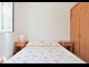 Apartementen Josi - 150 m from sea: A1(4+1), A2(4+1), A4(4+1) Vinisce - Riviera Trogir  - Appartement - A1(4+1): slaapkamer