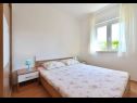 Apartementen Josi - 150 m from sea: A1(4+1), A2(4+1), A4(4+1) Vinisce - Riviera Trogir  - Appartement - A2(4+1): slaapkamer