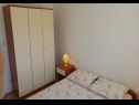 Apartementen Josi - 150 m from sea: A1(4+1), A2(4+1), A4(4+1) Vinisce - Riviera Trogir  - Appartement - A4(4+1): slaapkamer