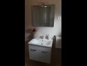Apartementen Mare - with parking : A1(4+1) Vinisce - Riviera Trogir  - Appartement - A1(4+1): badkamer met toilet