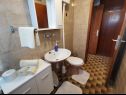 Apartementen Srđan - 10 m from the beach : A1(4), A2(2+1), A3(4+1) Vinisce - Riviera Trogir  - Appartement - A2(2+1): badkamer met toilet