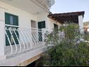 Apartementen Srđan - 10 m from the beach : A1(4), A2(2+1), A3(4+1) Vinisce - Riviera Trogir  - Appartement - A2(2+1): terras