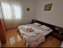 Apartementen Srđan - 10 m from the beach : A1(4), A2(2+1), A3(4+1) Vinisce - Riviera Trogir  - Appartement - A3(4+1): slaapkamer