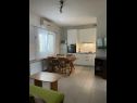 Apartementen Jere - 30 m from beach: A1(4+1), A2(2+1) Vinisce - Riviera Trogir  - Appartement - A1(4+1): keuken en eetkamer