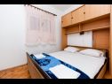 Apartementen Jere - 30 m from beach: A1(4+1), A2(2+1) Vinisce - Riviera Trogir  - Appartement - A2(2+1): slaapkamer