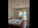 Apartementen Jere - 30 m from beach: A1(4+1), A2(2+1) Vinisce - Riviera Trogir  - Appartement - A1(4+1): slaapkamer